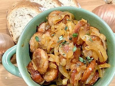 Kiełbasa z cebulą na ostro