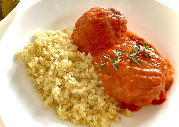Pieczone pulpety z kaszą jaglaną w sosie z pieczonej papryki i pomidorów