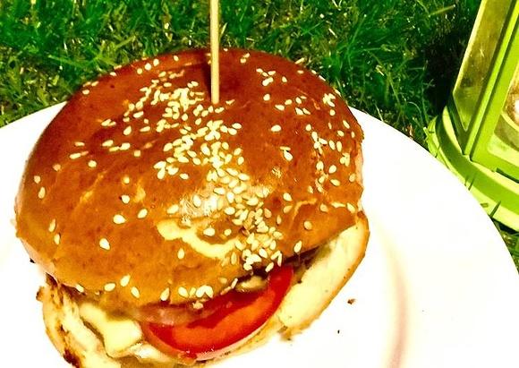 Domowy cheeseburger z wędzonym serem i smażonymi pieczarkami