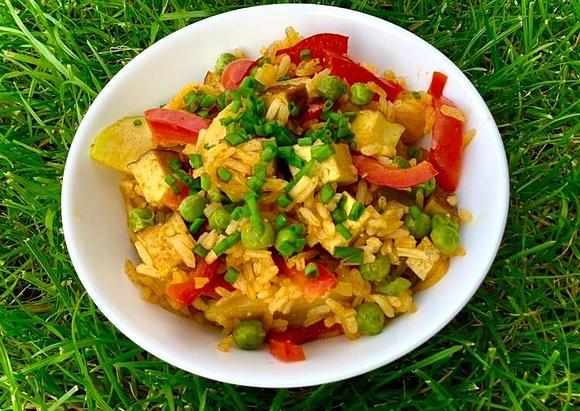 Smażony ryż z wędzonym tofu i warzywami