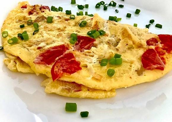 Omlet z wędzonym tofu i pomidorem