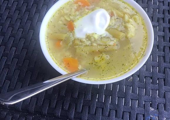 Zupa jarzynowa z kluseczkami lanami i jogurtowym kleksem