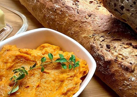 Pasta z pieczonej marchewki, czosnku i suszonych pomidorów