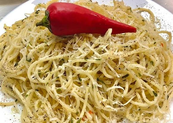 Makaron z czosnkiem, pietruszką i papryczką piri piri
