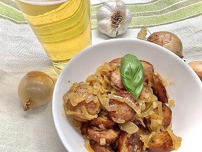Kiełbasa z cebulą duszona w piwie