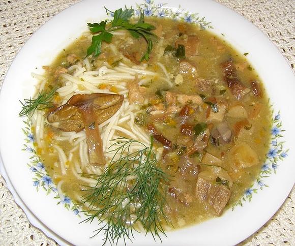 Aromatyczna zupa grzybowa z prawdziwków i makaronem