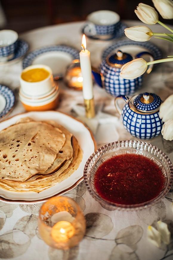 Francuskie naleśniki crepes z sosem karmelowo-pomarańczowym i likierem