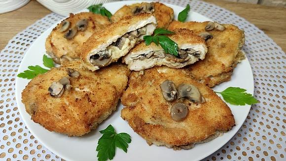 Kieszonki z kurczaka faszerowane pieczarkami i mozzarellą
