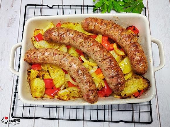 Pieczona biała kiełbasa z ziemniakami i papryką
