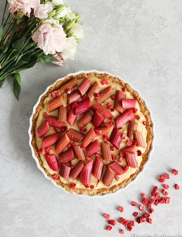 Tarta z domowym budyniem i rabarbarem