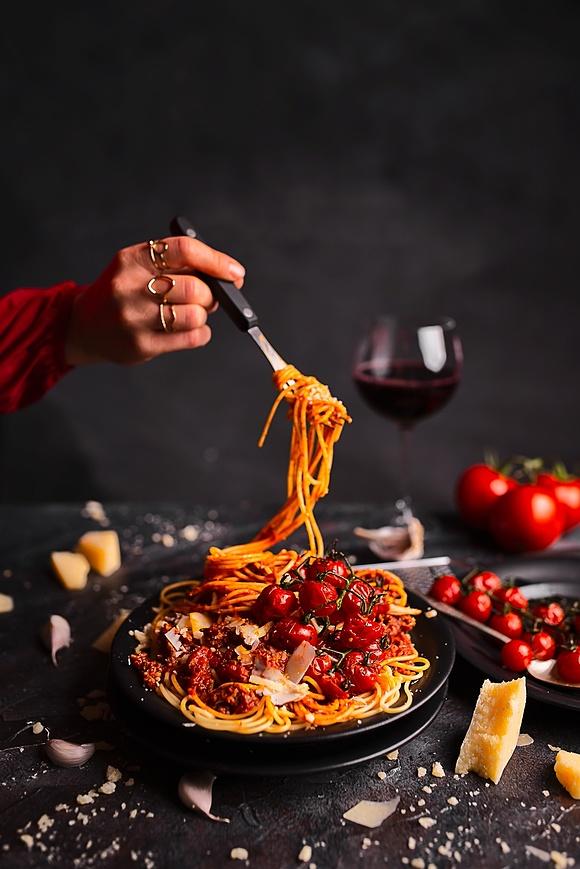 Najlepsze spaghetti z czerwonym winem, wołowiną i pieczonymi pomidorami