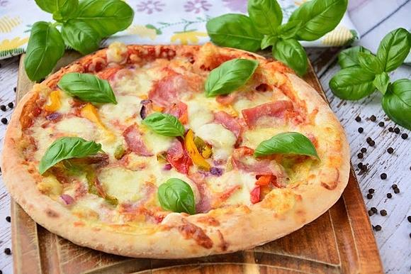 Pizza z szynką i serem z sosem pomidorowym