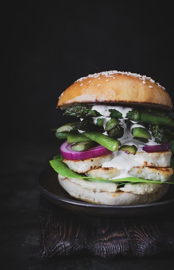 Burger ze szparagami, serem halloumi i piklowaną cebulą