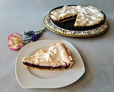Tarta z porzeczkami, agrestem i bezą