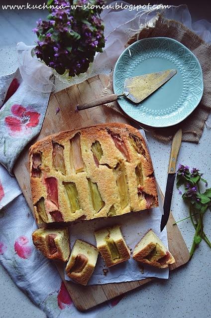Odwrócone ciasto ucierane z rabarbarem