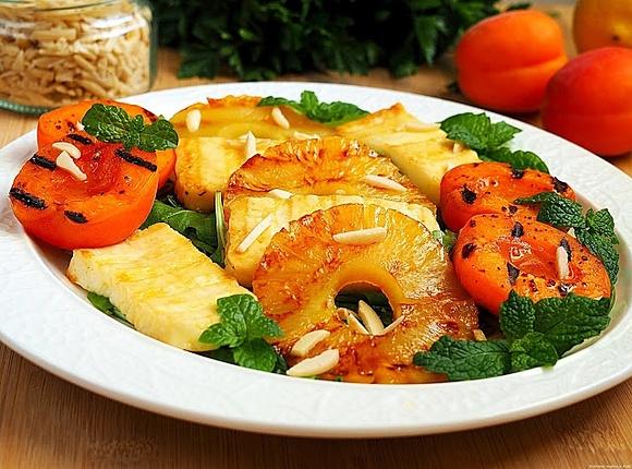 Sałatka z grillowanymi owocami i serem halloumi