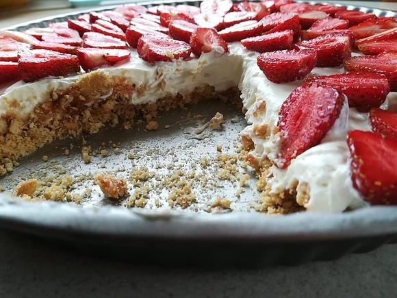 Tarta bez pieczenia z truskawkami