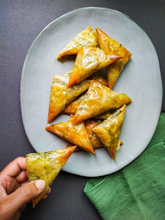 Rożki z ciasta filo ze szpinakiem i serem feta