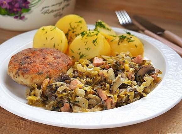 Młoda kapusta z kiełbasą, pieczarkami i koperkiem