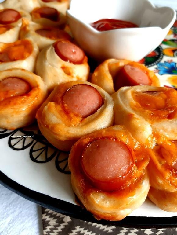 Domowe mini hot dogi z ciasta drożdżowego