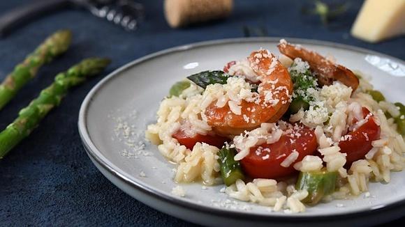 Risotto ze szparagami i wędzonymi krewetkami