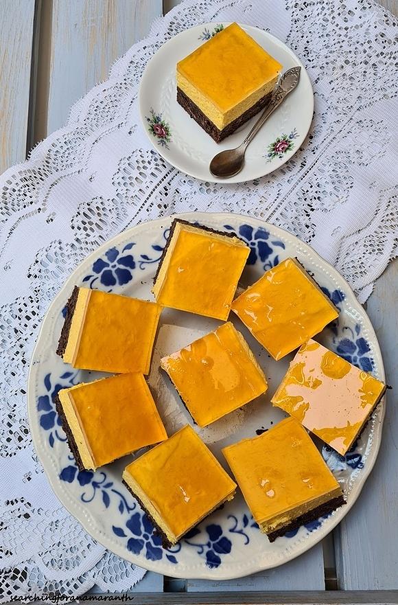 Ciasto czekoladowo-wafelkowe z musem mango