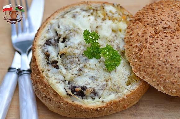 Zapiekana buła z kaszanką i kiszoną kapustą