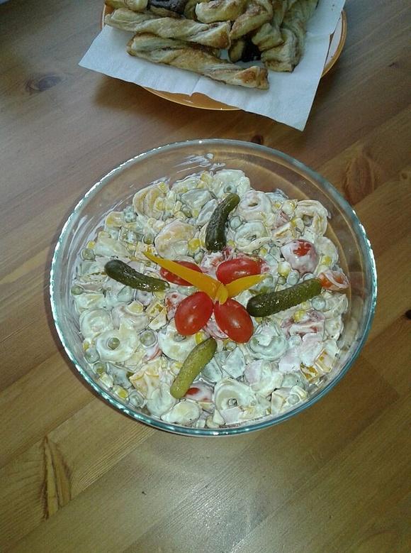 Sałatka z tortellini i szynką