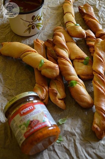 Paluchy drożdżowe z pesto pomidorowym