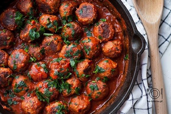 Pieczone klopsiki z indyka w sosie pomidorowym