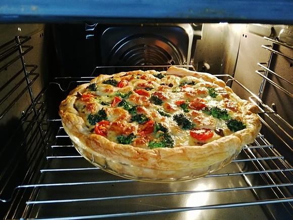 Tarta z ciasta francuskiego z kurczakiem i brokułami