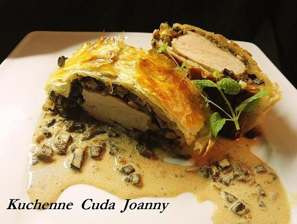 Polędwiczka wieprzowa ala Wellington w sosie grzybowym