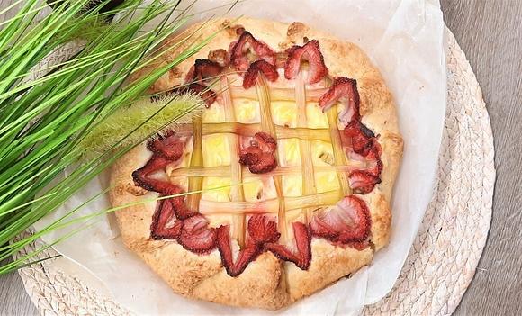 Rustykalna tarta rabarbarowa z budyniem i truskawkami bez cukru