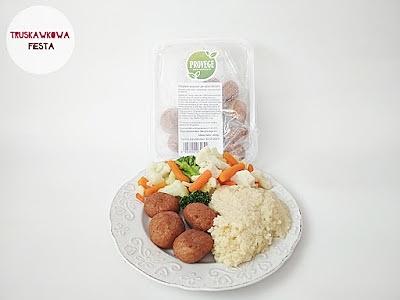 Klopsiki sojowe ze szpinakiem, kaszą kuskus i warzywami