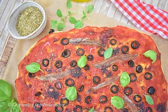 Focaccia z oliwkami, sosem pomidorowym i anchois