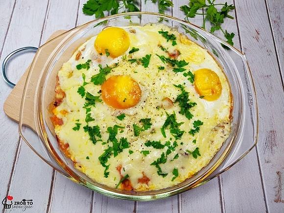 Zapiekanka makaronowa z jajkiem i żółtym serem