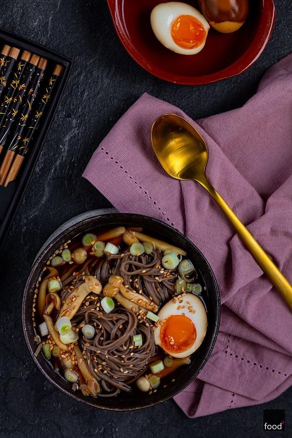Zupa z pastą miso, makaronem soba, grzybami shimeji i jajkiem nitamago