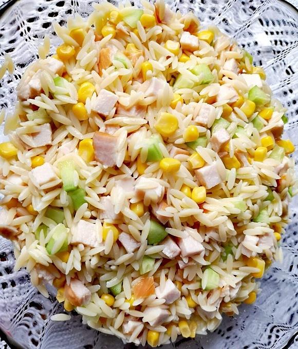 Sałatka z makaronem ryżowym Orzo