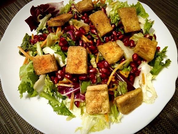 Sałatka z tofu i granatem