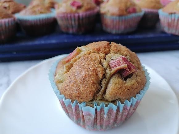 Pełnoziarniste muffiny z rabarbarem