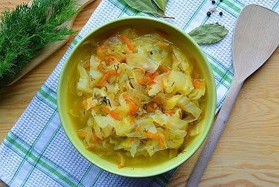 Młoda kapusta z marchewką i koperkiem