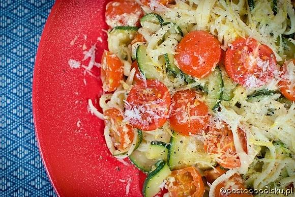 Linguine z cukinią, pomidorkami i jogurtem cytrynowym