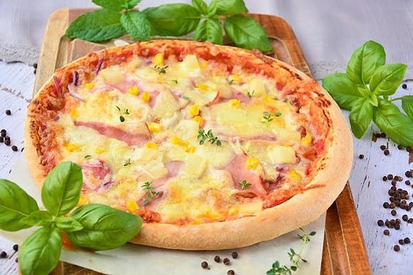 Pizza hawajska z szynką serem kukurydzą i ananasem