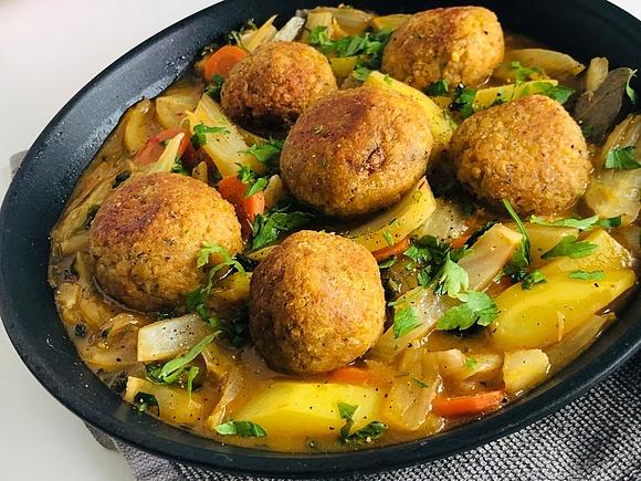 Pulpety z kaszy bulgur i soczewicy z gulaszem z kopru włoskiego