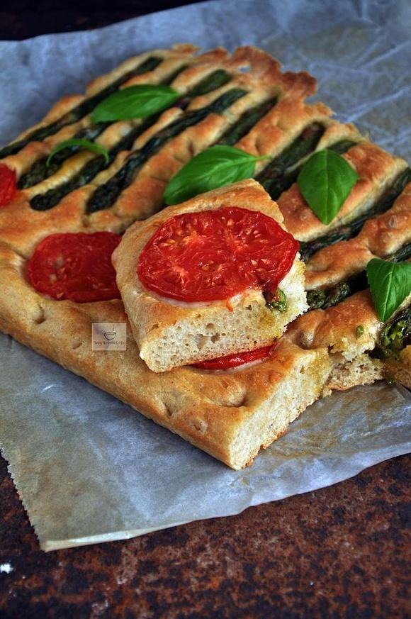 Focaccia orkiszowa ze szparagami