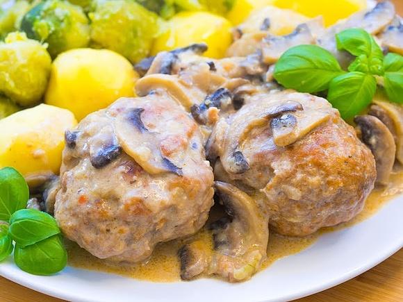 Kotlety mielone duszone z sosem pieczarkowym