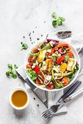Sałatka z grillowaną papryką i halloumi