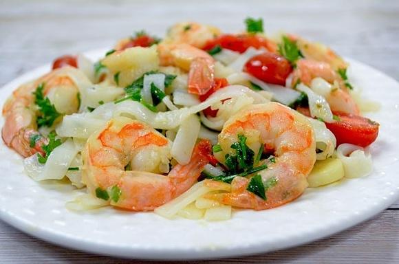 Krewetki z makaronem ryżowym i pomidorami