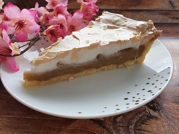 Tarta z rabarbarem i bezą