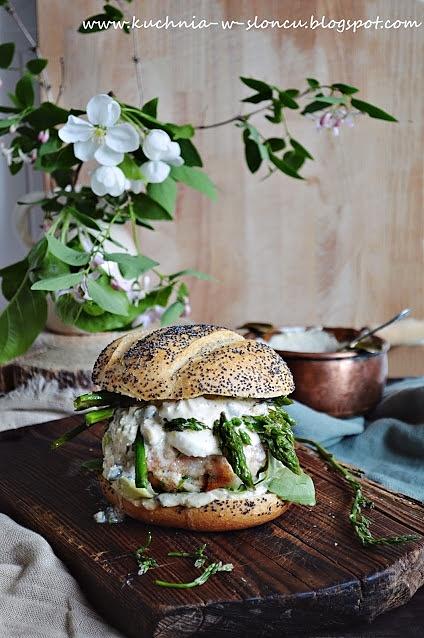 Wiosenny burger ze szparagami i sosem duńskim